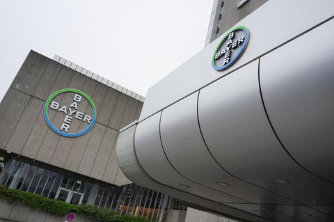 Berlin: Blick auf das Logo des Chemiekonzerns Bayer AG an der Müllerstraße