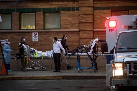 Sanitäter transportieren Corona- Patienten in die Maimonides-Klinik