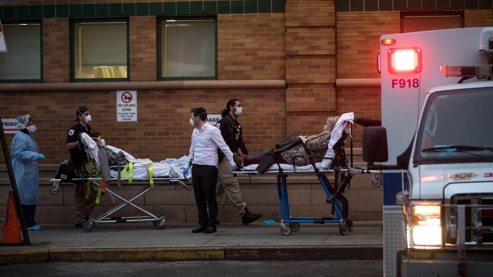 Sanitäter transportieren Corona- Patienten in die Maimonides-Klinik