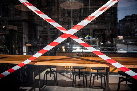 Ein Absperrband vor einem Restaurant