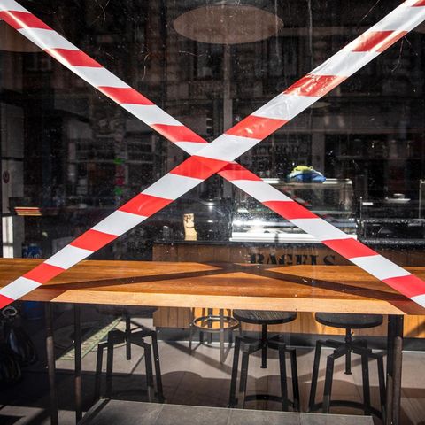 Ein Absperrband vor einem Restaurant