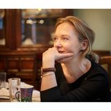 Nina Poelchau ist ausgebildet und tätig in Gesprächstherapie, Paartherapie und Krisenintervention. Sie arbeitet als Reporterin beim stern, Fachbereich: Psychologie.