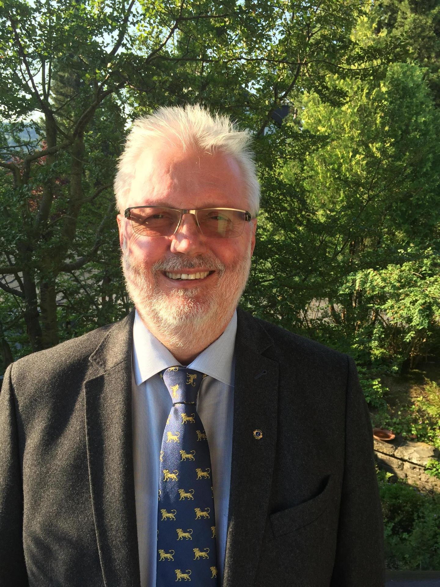 Heribert Kellnhofer führt eine Praxis für Psychoanalyse in Siegen und arbeitet mit Kindern, Jugendlichen und jungen Erwachsenen sowie deren Eltern. Sein Schwerpunkt: Kinder und Jugendliche bis 25 Jahre, Angststörungen, Pflege- und Adoptivfamilien.