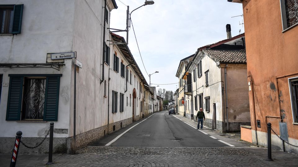 Mitten in der Lombardei: Tote Hose: Die Einwohner in Ferrera Erbognone halten sich strikt an die von der Regierung verhängte Ausgangssperre. Ein Schlüssel zu des Rätsels Lösung? Tote Hose: Die Einwohner in Ferrera Erbognone halten sich strikt an die von der Regierung verhängte Ausgangssperre. Ein Schlüssel zu des Rätsels Lösung?