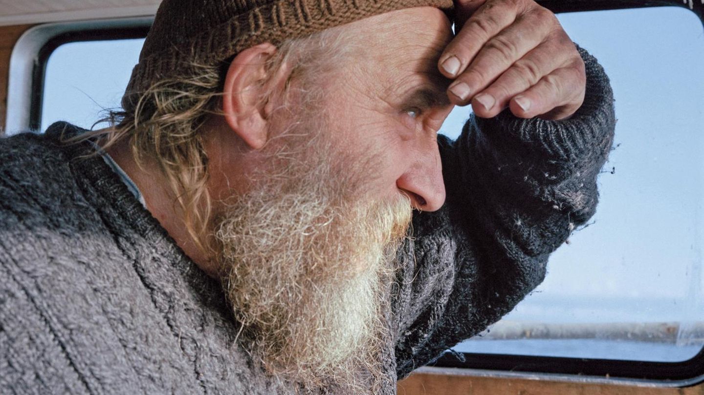 Sechsmal die Woche, auch bei Regen und Wind, bringt Johann Petersen die Post nach Oland, Langeness und Gršde. Seine Arbeitszeit ist abhŠngig von den Gezeiten, da bei Niedrigwasser der Hafen von Oland trocken liegt und die †berfahrt nach Gršde erst bei H... Johann Petersen