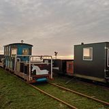 Loren auf einem Damm