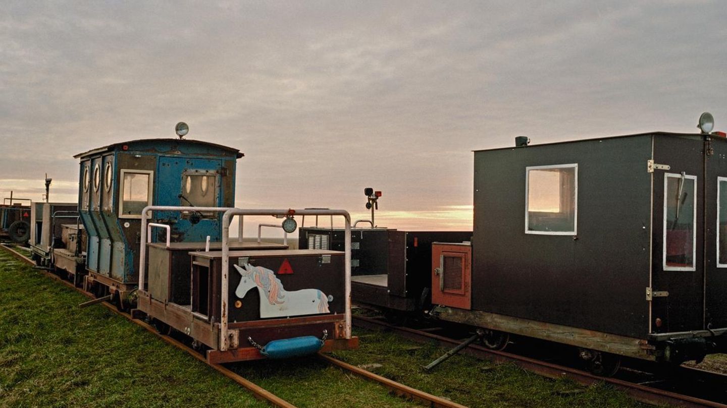 Oland, Langeness und Nordstrandischmoor sind alle Ÿber einen Damm mit dem Festland verbunden. Mit selbst gebauten Schmalspurbahnen, sogenannten Loren, kšnnen die Halligbewohner eigenstŠndig und grš§tenteils gezeitenunabhŠngig auf das Festland fahren. Loren auf einem Damm