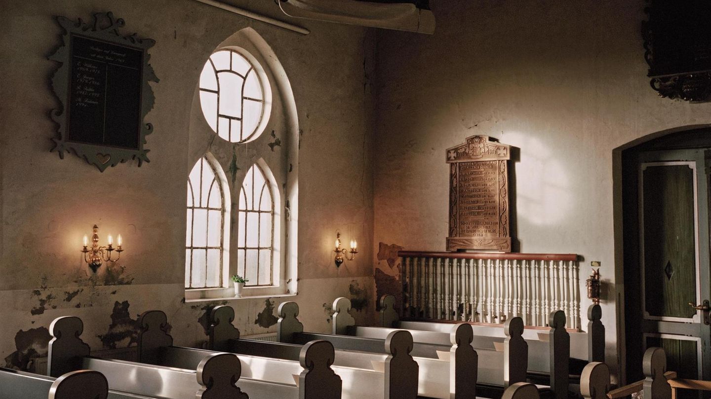 Die Kirche auf Langeness ist in der Vergangenheit mehrmals durch Sturmfluten zerstšrt worden. Der jetzige Bau wurde im Jahr 1894 errichtet. Die Innenausstattung ist grš§tenteils deutlich Šlter als das GebŠude. Die Kirche auf Langeneß