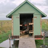 Claudia Nommensen säubert ihren mobilen Hühnerstall