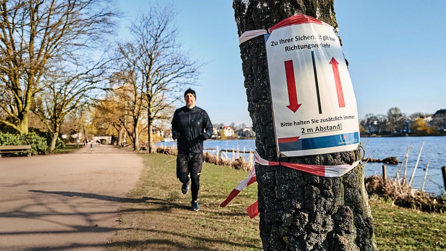 Ein Warnhinweis an einem Baum