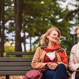 Frauen unterhalten sich auf einer Parkbank