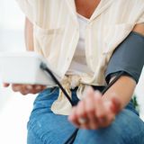 Frau misst ihren Blutdruck