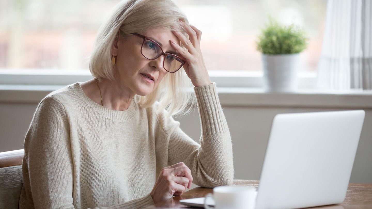 Eine Frau macht Gedächtnistraining Eine Frau macht Gedächtnistraining