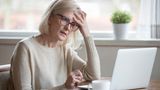 Eine Frau macht Gedächtnistraining