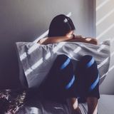 Frau legt ihren Kopf auf einem Kissen ab