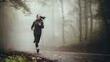Frau joggt durch den Wald
