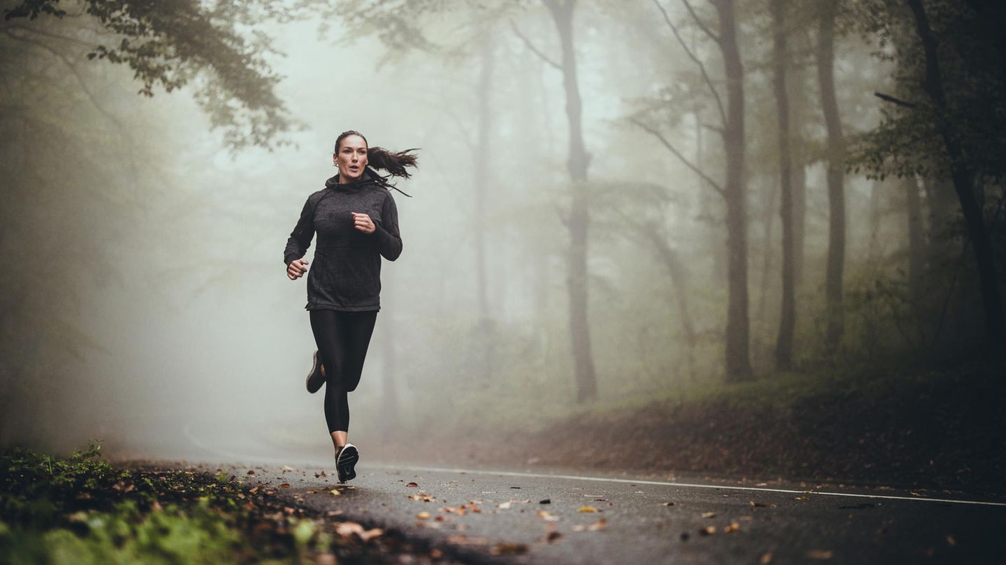 Frau joggt durch den Wald