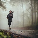 Frau joggt durch den Wald