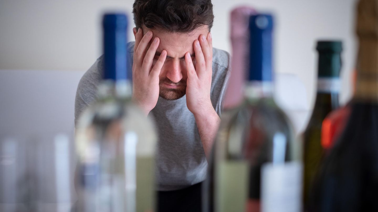 Alzheimer vorbeugen: Alkoholmissbrauch Die WHO bewertet Alkoholmissbrauch als einen Risikofaktor an Demenz zu erkranken. Eine französische Studie fand heraus, dass Alkoholmissbrauch das Risiko an einer Demenz zu erkranken etwa verdreifacht. Das Forscherteam um Michaël Schwarzinger vom Translational Health Economics Network in Paris schätzt die Gefahr sogar noch höher ein für einen Beginn der Demenz vor dem Alter von 65 Jahren. Hier liege das Risiko bei rund 57 Prozent, so die Studie. Allerdings handelt es sich hierbei nur um einen statistischen Zusammenhang zwischen Alkoholmissbrauch und Erkrankung. Einen Hinweis darauf, dass dennoch ein Zusammenhang besteht und Alkoholmissbrauch ursächlich für eine Demenz sein könnte, gibt auch die fortschreitende Nervenschädigung bei Alkoholmissbrauch. Alkoholmissbrauch Die WHO bewertet Alkoholmissbrauch als einen Risikofaktor an Demenz zu erkranken. Eine französische Studie fand heraus, dass Alkoholmissbrauch das Risiko an einer Demenz zu erkranken etwa verdreifacht. Das Forscherteam um Michaël Schwarzinger vom Translational Health Economics Network in Paris schätzt die Gefahr sogar noch höher ein für einen Beginn der Demenz vor dem Alter von 65 Jahren. Hier liege das Risiko bei rund 57 Prozent, so die Studie. Allerdings handelt es sich hierbei nur um einen statistischen Zusammenhang zwischen Alkoholmissbrauch und Erkrankung. Einen Hinweis darauf, dass dennoch ein Zusammenhang besteht und Alkoholmissbrauch ursächlich für eine Demenz sein könnte, gibt auch die fortschreitende Nervenschädigung bei Alkoholmissbrauch.