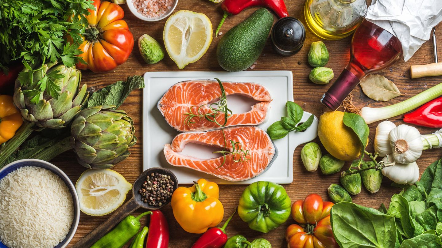 Alzheimer vorbeugen: Mediterrane Ernährung Wer sich mediterran und gesund ernährt, hat laut WHO ein niedrigeres Risiko an Demenz zu erkranken. Die Columbia-Universität New York untersuchte den Zusammenhang zwischen mediterraner Ernährung mit Obst, Gemüse, Fisch, Olivenöl und Vollkornbrot und der Alzheimer-Erkrankung. Dass diese Art der Ernährung vor vaskulärer Demenz schützt und das Risiko eines Herzinfarkts senkt, ist schon lange wissenschaftlich belegt. Vitamin A, C und E sind daran beteiligt, freie Radikale abzufangen, die bei der Zellatmung entstehen und Nervenzellen schaden, schreibt das Bundesministerium für Familie, Senioren, Frauen und Jugend (BMFSFJ). Außerdem weißt das BMFSFJ darauf hin, dass Omega-3-Fettsäuren die Kontakte zwischen den Nervenzellen im Gehirn verbessern und Entzündungen verhindern. Mediterrane Ernährung Wer sich mediterran und gesund ernährt, hat laut WHO ein niedrigeres Risiko an Demenz zu erkranken. Die Columbia-Universität New York untersuchte den Zusammenhang zwischen mediterraner Ernährung mit Obst, Gemüse, Fisch, Olivenöl und Vollkornbrot und der Alzheimer-Erkrankung. Dass diese Art der Ernährung vor vaskulärer Demenz schützt und das Risiko eines Herzinfarkts senkt, ist schon lange wissenschaftlich belegt. Vitamin A, C und E sind daran beteiligt, freie Radikale abzufangen, die bei der Zellatmung entstehen und Nervenzellen schaden, schreibt das Bundesministerium für Familie, Senioren, Frauen und Jugend (BMFSFJ). Außerdem weißt das BMFSFJ darauf hin, dass Omega-3-Fettsäuren die Kontakte zwischen den Nervenzellen im Gehirn verbessern und Entzündungen verhindern.
