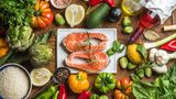 Mediterrane Ernährung  Wer sich mediterran und gesund ernährt, hat laut WHO ein niedrigeres Risiko an Demenz zu erkranken. Die Columbia-Universität New York untersuchte den Zusammenhang zwischen mediterraner Ernährung mit Obst, Gemüse, Fisch, Olivenöl und Vollkornbrot und der Alzheimer-Erkrankung. Dass diese Art der Ernährung vor vaskulärer Demenz schützt und das Risiko eines Herzinfarkts senkt, ist schon lange wissenschaftlich belegt. Vitamin A, C und E sind daran beteiligt, freie Radikale abzufangen, die bei der Zellatmung entstehen und Nervenzellen schaden, schreibt das Bundesministerium für Familie, Senioren, Frauen und Jugend (BMFSFJ). Außerdem weißt das BMFSFJ darauf hin, dass Omega-3-Fettsäuren die Kontakte zwischen den Nervenzellen im Gehirn verbessern und Entzündungen verhindern.