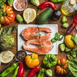 Mediterrane Ernährung  Wer sich mediterran und gesund ernährt, hat laut WHO ein niedrigeres Risiko an Demenz zu erkranken. Die Columbia-Universität New York untersuchte den Zusammenhang zwischen mediterraner Ernährung mit Obst, Gemüse, Fisch, Olivenöl und Vollkornbrot und der Alzheimer-Erkrankung. Dass diese Art der Ernährung vor vaskulärer Demenz schützt und das Risiko eines Herzinfarkts senkt, ist schon lange wissenschaftlich belegt. Vitamin A, C und E sind daran beteiligt, freie Radikale abzufangen, die bei der Zellatmung entstehen und Nervenzellen schaden, schreibt das Bundesministerium für Familie, Senioren, Frauen und Jugend (BMFSFJ). Außerdem weißt das BMFSFJ darauf hin, dass Omega-3-Fettsäuren die Kontakte zwischen den Nervenzellen im Gehirn verbessern und Entzündungen verhindern.