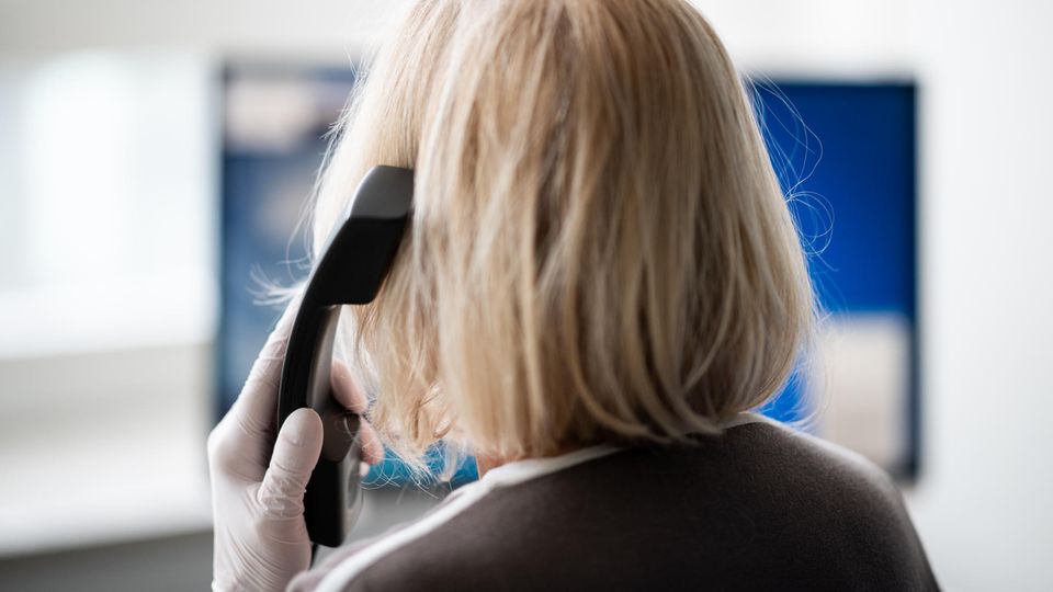 Eine ehrenamtliche Telefonseelsorgerin im Auftrag der Diakonie Hamburg telefoniert Eine ehrenamtliche Telefonseelsorgerin im Auftrag der Diakonie Hamburg telefoniert