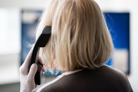 Eine ehrenamtliche Telefonseelsorgerin im Auftrag der Diakonie Hamburg telefoniert