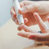 Frau überprüft ihren Blutzuckerspiegel