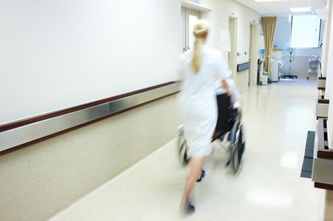 Krankenschwester mit Patient im Rollstuhl