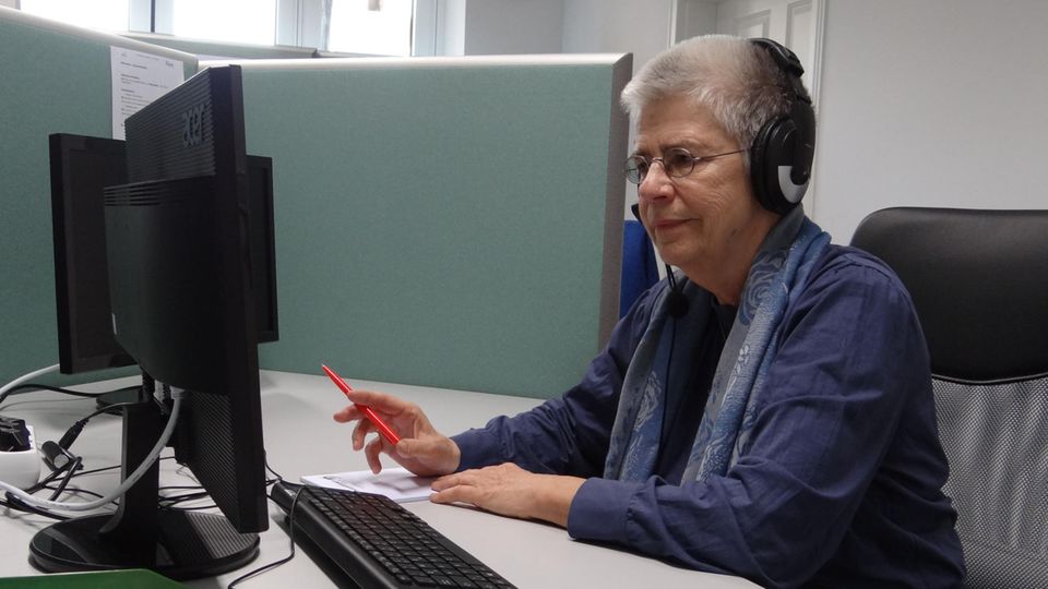 Elke Schilling von Silbernetz mit Kopfhörern am Computer