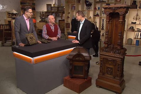 Die Uhr von Fabian Ellroth muss bei "Bares für Rares" auseinander gebaut bleiben - sonst hätte sie nicht zusammen mit Horst Lichter und Experte Detlev Kümmel ins Bild gepasst.