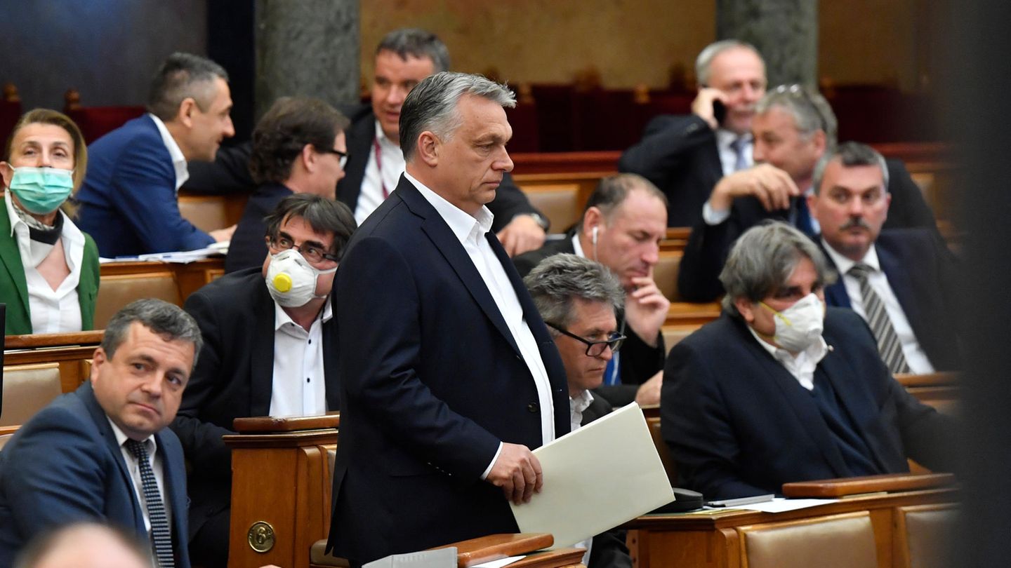 Viktor Orban (M), Ministerpräsident von Ungarn, kommt zu einer Plenarsitzung des ungarischen Parlaments