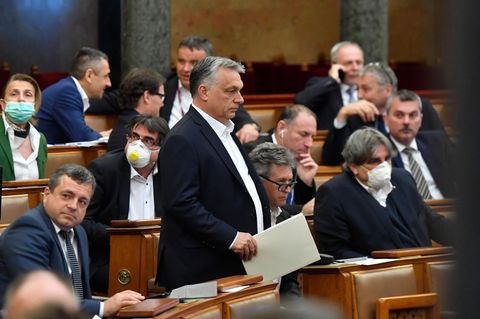 Viktor Orban (M), Ministerpräsident von Ungarn, kommt zu einer Plenarsitzung des ungarischen Parlaments
