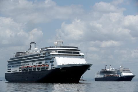  Das Kreuzfahrtschiff "Zaandam" steht vor der Küste von Panama