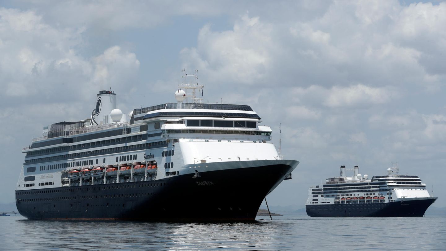  Das Kreuzfahrtschiff "Zaandam" steht vor der Küste von Panama