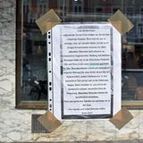 "Noch nie war es wichtiger, dass wir einander helfen": Aufruf an einer Hamburger Bushaltestelle für einen "Gabenzaun".