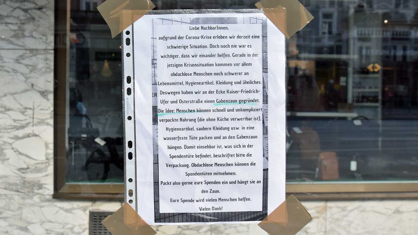 "Noch nie war es wichtiger, dass wir einander helfen": Aufruf an einer Hamburger Bushaltestelle für einen "Gabenzaun".