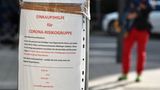 Anruf genügt: Gesunde helfen Älteren und "immunschwachen Mitbürgern", erledigen gerne Einkäufe und Apothekengänge in Hamburg-Eppendorf.