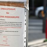 Anruf genügt: Gesunde helfen Älteren und "immunschwachen Mitbürgern", erledigen gerne Einkäufe und Apothekengänge in Hamburg-Eppendorf.