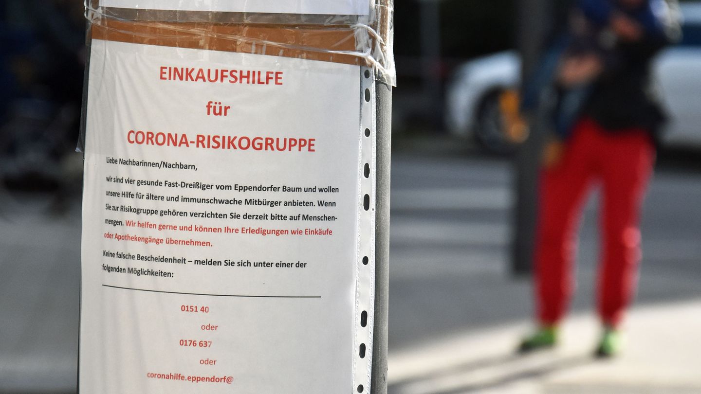 Anruf genügt: Gesunde helfen Älteren und "immunschwachen Mitbürgern", erledigen gerne Einkäufe und Apothekengänge in Hamburg-Eppendorf.