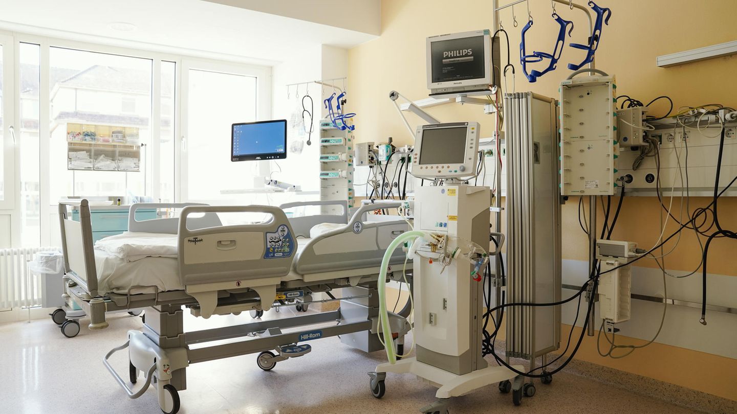 Ein Krankenbett mit Beatmungsgerät