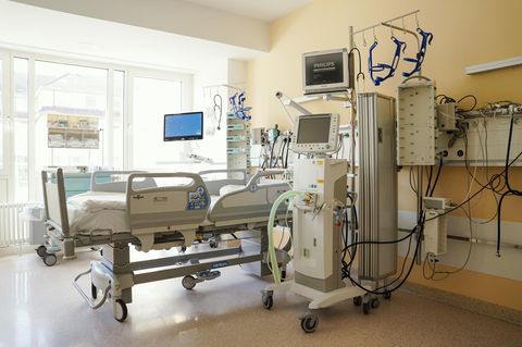 Ein Krankenbett mit Beatmungsgerät