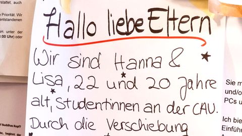 Nachbarschaftshilfe in den Zeiten des Coronavirus: Zettel an der Pinnwand eines Supermarktes in Kiel.