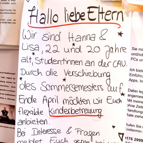 Nachbarschaftshilfe in den Zeiten des Coronavirus: Zettel an der Pinnwand eines Supermarktes in Kiel.