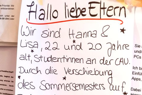 Nachbarschaftshilfe in den Zeiten des Coronavirus: Zettel an der Pinnwand eines Supermarktes in Kiel.