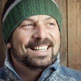 Josef Sözbir leitet das Therapiezentrum "Curio-Haus" in Hamburg. Er ist Erlebnispädagoge, ausgebildet in Traumatherapie, außerdem bietet er Begleitung an in Familienkrisen, bei Antriebslosigkeit und in Fragen zu Erziehung.