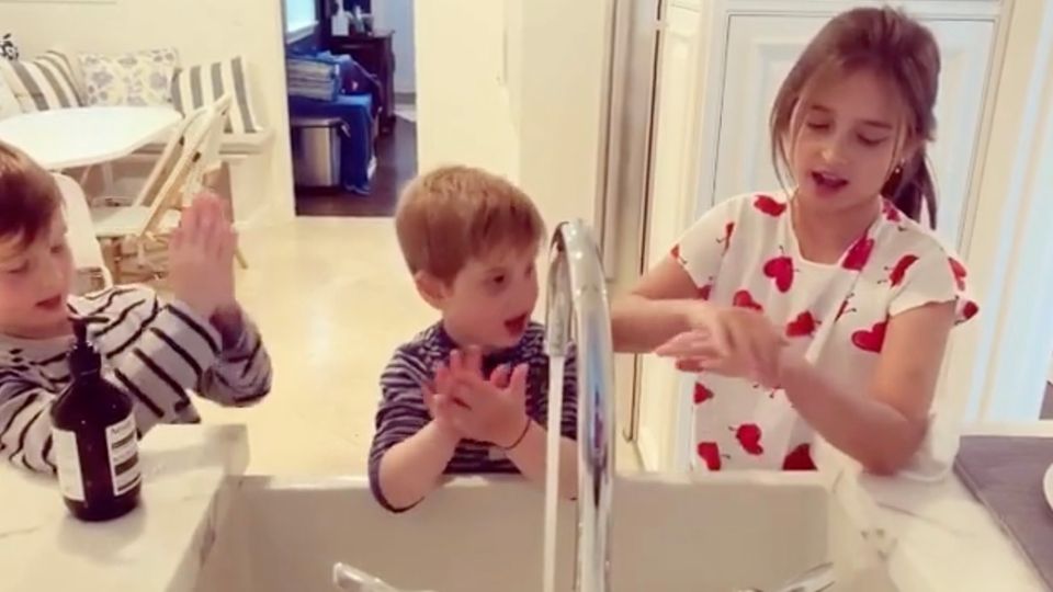 Ivanka Trump zeigt ihre drei Kinder beim Händewaschen Ivanka Trump zeigt ihre drei Kinder beim Händewaschen