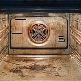 Mit Natron und Wasser eingebrannte Krusten im Backofen entfernen