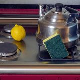 Mit Zitrone und Natron Übergekochtes von der Herdplatte entfernen